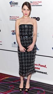 Emilia Clarke feet photo thumbnail