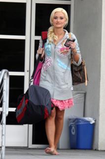 Holly Madison feet photo thumbnail