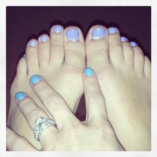 Jessie James Decker feet photo thumbnail