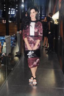 Katy Perry feet photo thumbnail