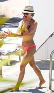 Julianne Hough feet photo thumbnail