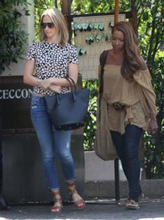 Emily Blunt feet photo thumbnail