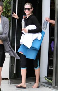 Ali Larter feet photo thumbnail