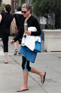 Ali Larter feet photo thumbnail