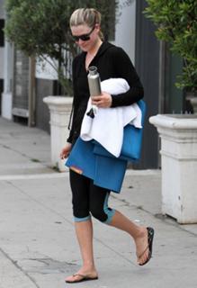 Ali Larter feet photo thumbnail