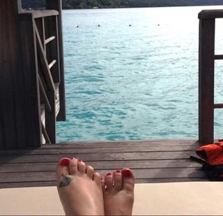 Melissa Joan Hart feet photo thumbnail
