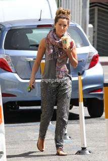 Ashley Tisdale feet photo thumbnail