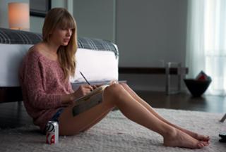 Taylor Swift feet photo thumbnail