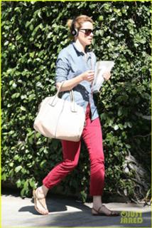 Elizabeth Banks feet photo thumbnail