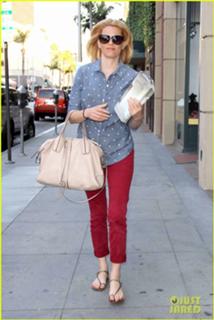 Elizabeth Banks feet photo thumbnail