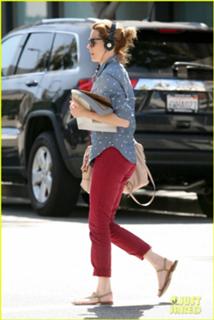 Elizabeth Banks feet photo thumbnail