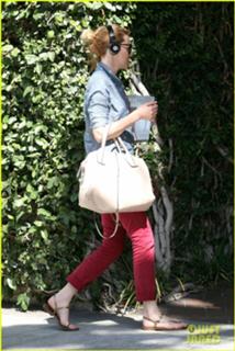 Elizabeth Banks feet photo thumbnail