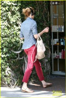 Elizabeth Banks feet photo thumbnail