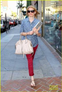 Elizabeth Banks feet photo thumbnail