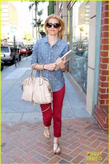 Elizabeth Banks feet photo thumbnail