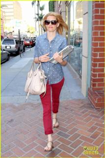 Elizabeth Banks feet photo thumbnail