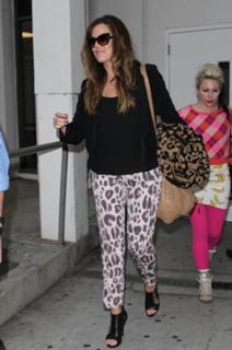 Khloé Kardashian feet photo thumbnail