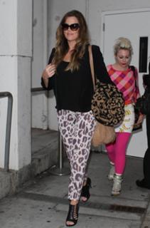 Khloé Kardashian feet photo thumbnail