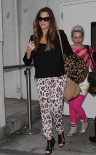 Khloé Kardashian feet photo thumbnail