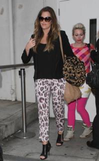 Khloé Kardashian feet photo thumbnail