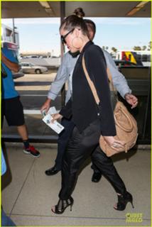 Khloé Kardashian feet photo thumbnail