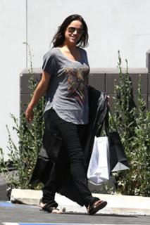 Michelle Rodriguez feet photo thumbnail
