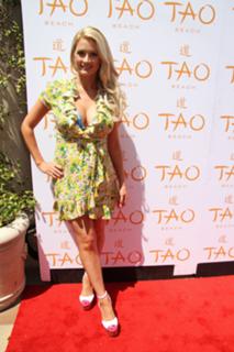 Holly Madison feet photo thumbnail