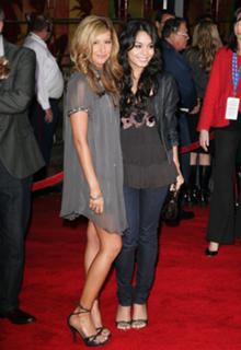 Ashley Tisdale feet photo thumbnail