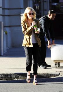 Emma Stone feet photo thumbnail