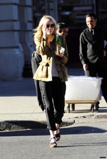 Emma Stone feet photo thumbnail