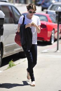 Emma Roberts feet photo thumbnail