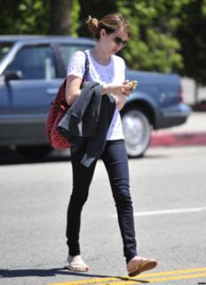 Emma Roberts feet photo thumbnail