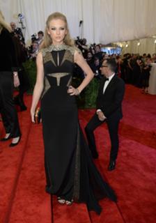Taylor Swift feet photo thumbnail
