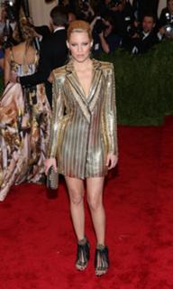 Elizabeth Banks feet photo thumbnail
