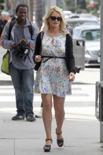 Holly Madison feet photo thumbnail