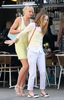 Cameron Diaz feet photo thumbnail