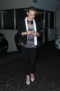 Hilary Duff feet photo thumbnail