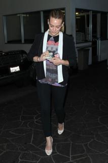 Hilary Duff feet photo thumbnail