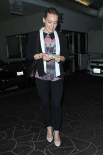 Hilary Duff feet photo thumbnail