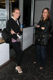 Hilary Duff feet photo thumbnail