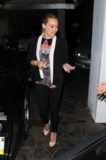 Hilary Duff feet photo thumbnail