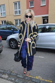 Rita Ora feet photo thumbnail