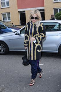 Rita Ora feet photo thumbnail