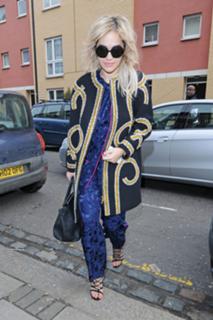 Rita Ora feet photo thumbnail