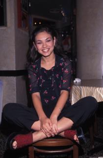 Mila Kunis feet photo thumbnail