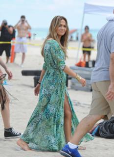Jennifer Lopez feet photo thumbnail
