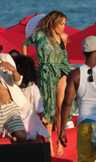 Jennifer Lopez feet photo thumbnail