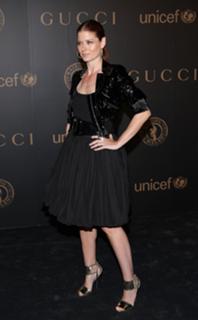 Debra Messing feet photo thumbnail