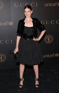 Debra Messing feet photo thumbnail