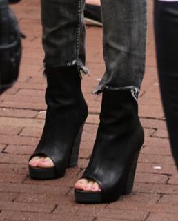 Selena Gomez feet photo thumbnail